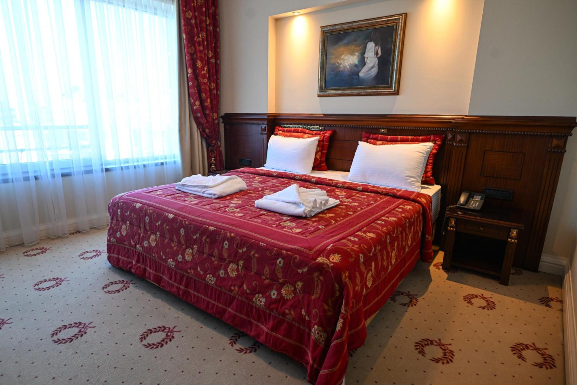 Stone Bridge Hotel Skopje Bagian luar foto