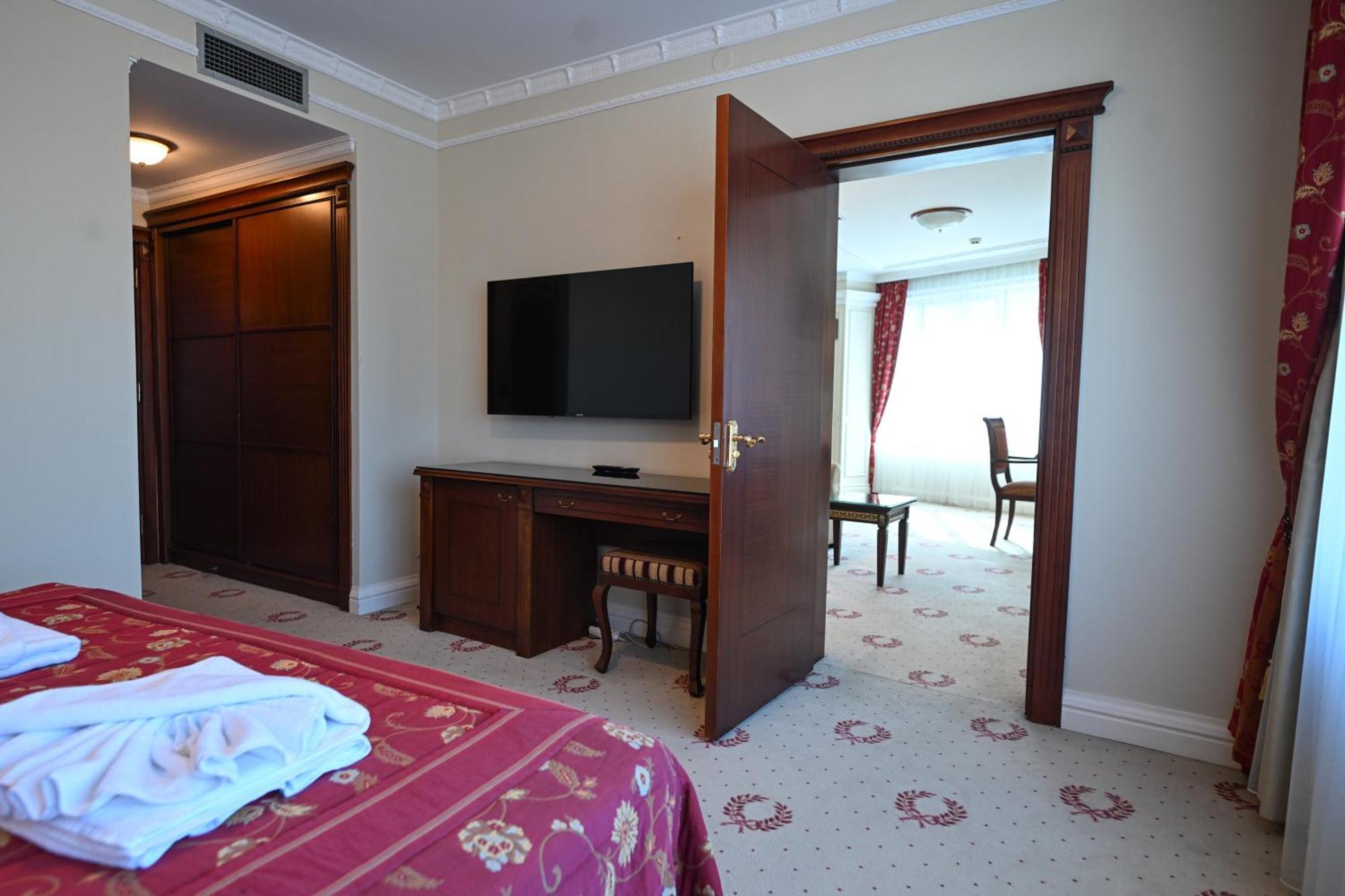 Stone Bridge Hotel Skopje Bagian luar foto