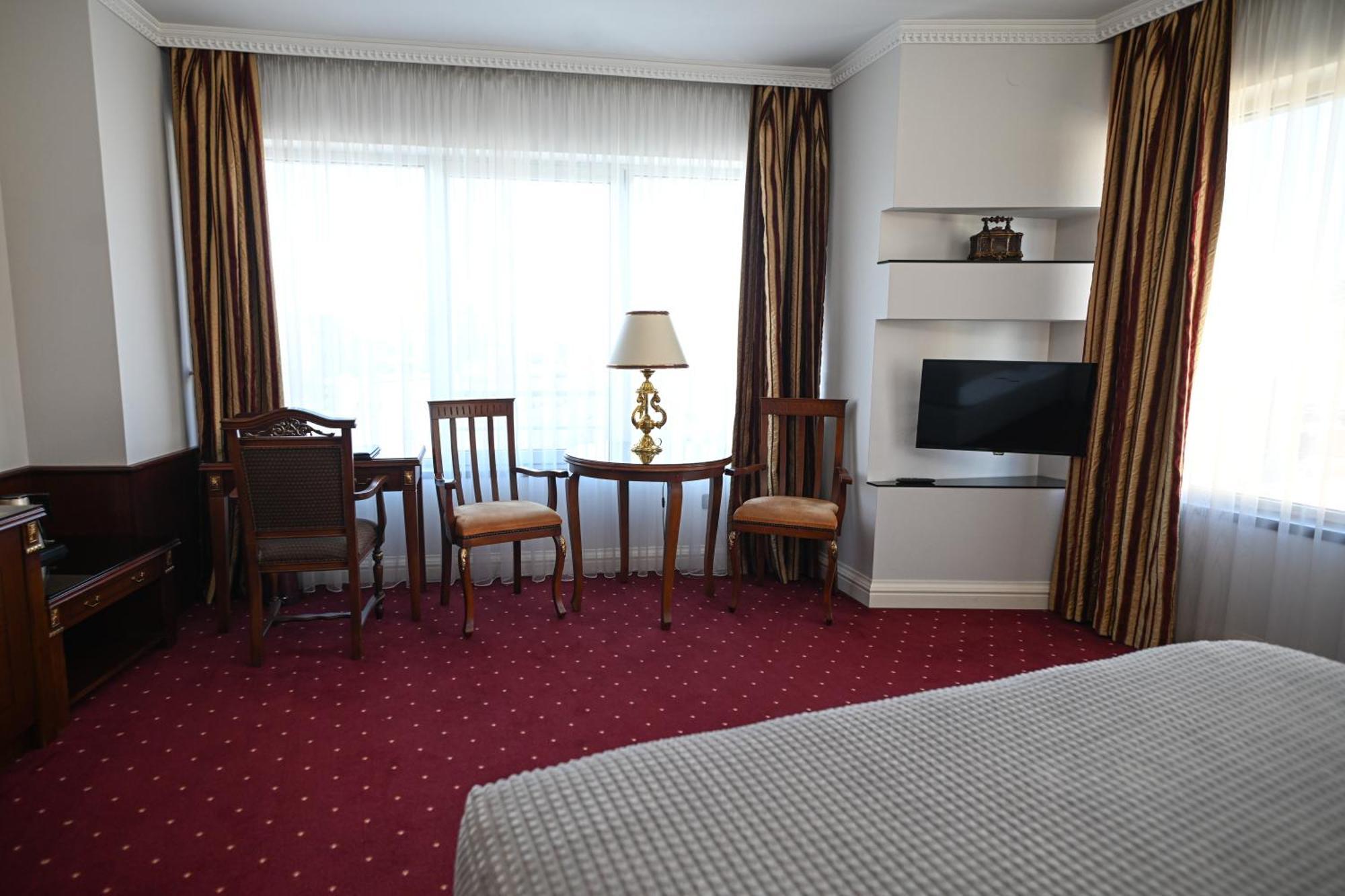 Stone Bridge Hotel Skopje Bagian luar foto